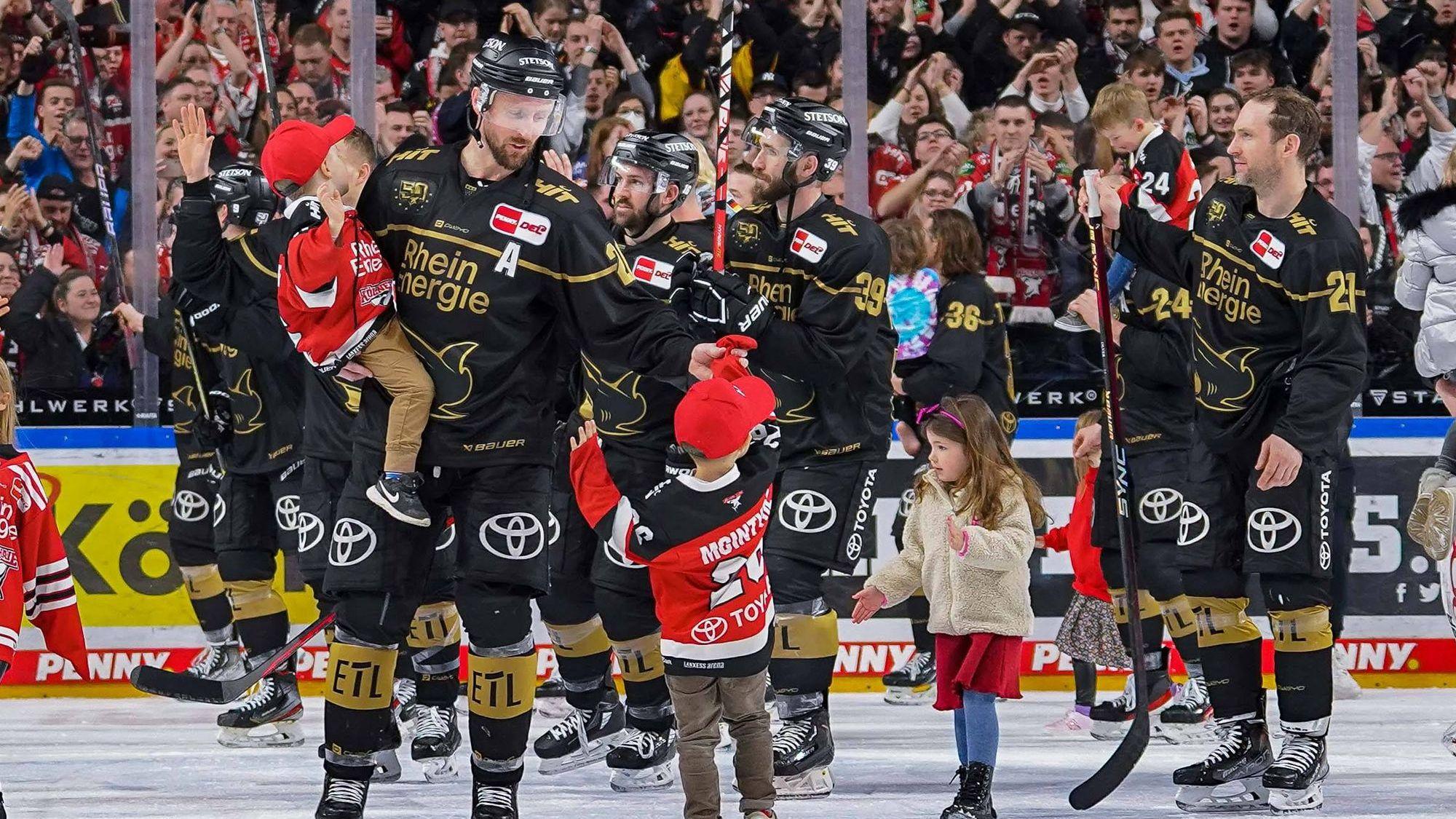 Die Kölner Mannschaft feiert mit den Fans den Einzug in die Playoffs.
