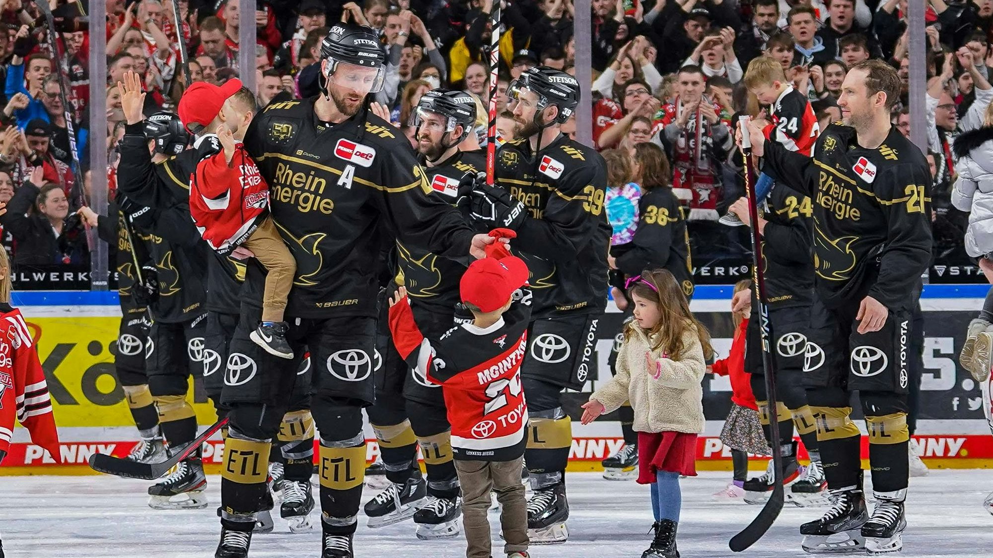 Die Kölner Mannschaft feiert mit den Fans den Einzug in die Playoffs.