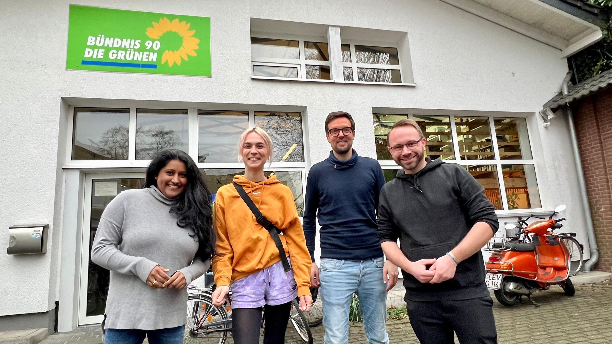 Die Grünen Leverkusen: Kreissprecherin Rupy David, MdB Nyke Slawik, Kreissprecher Thomas Nagel und Kreisgeschäftsführer Sven Weiss