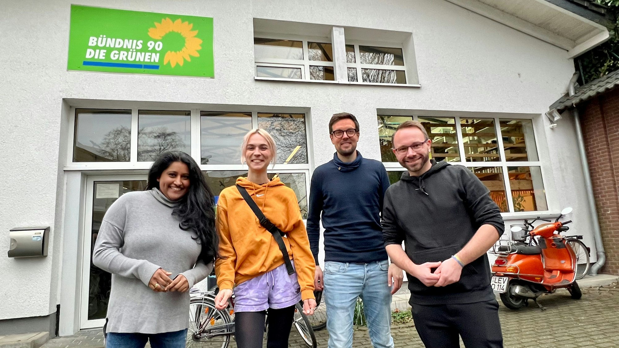 Die Grünen Leverkusen: Kreissprecherin Rupy David, MdB Nyke Slawik, Kreissprecher Thomas Nagel und Kreisgeschäftsführer Sven Weiss