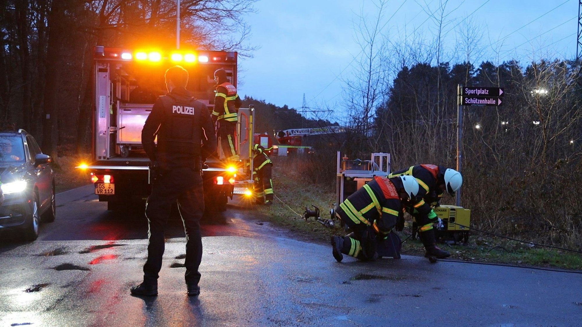 Die Polizei sperrt den Bereich um das Schützenhaus weiträumig ab.