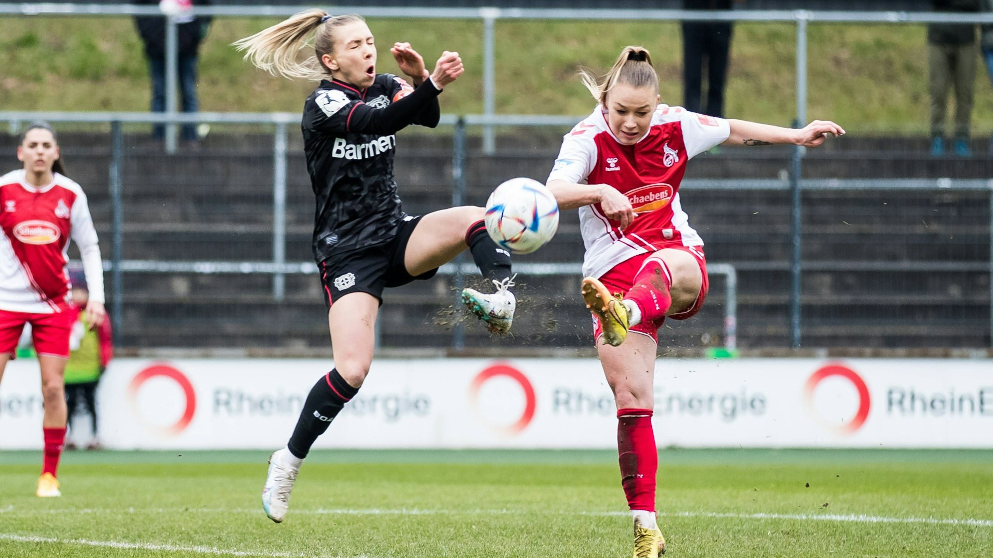 Leverkusens Elisa Senss (l.) blockt einen Schuss der Kölnerin Weronika Zaistowska.