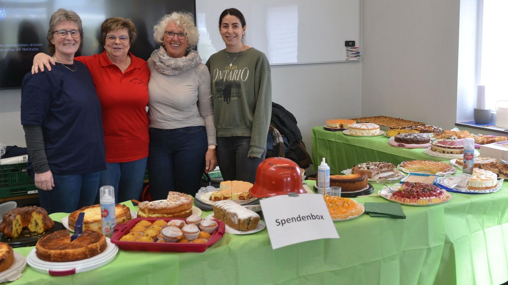 Helferinnen an der Kuchentheke bei der Typisierung der DKMS in Dom-Esch.