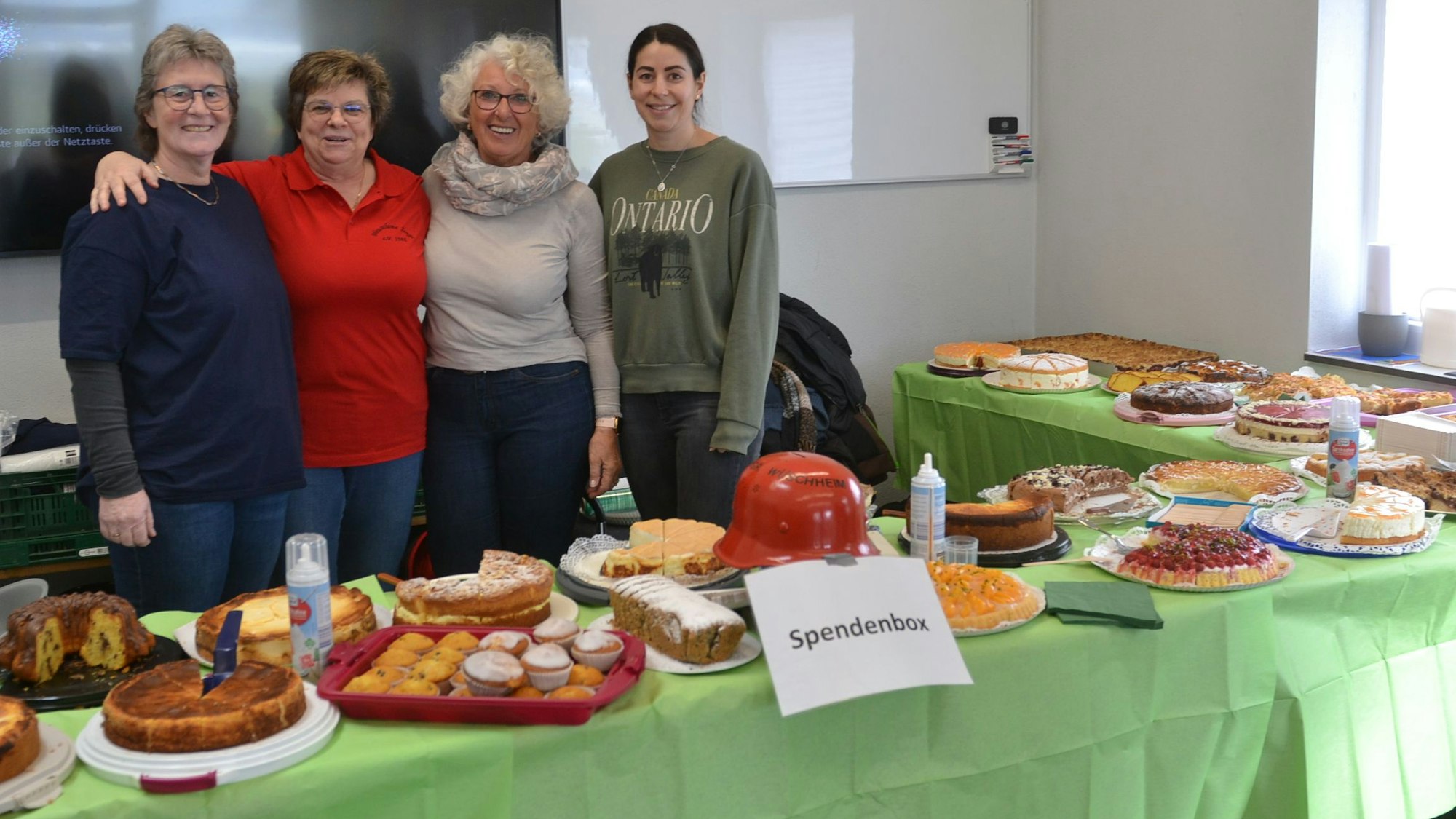 Helferinnen an der Kuchentheke bei der Typisierung der DKMS in Dom-Esch.