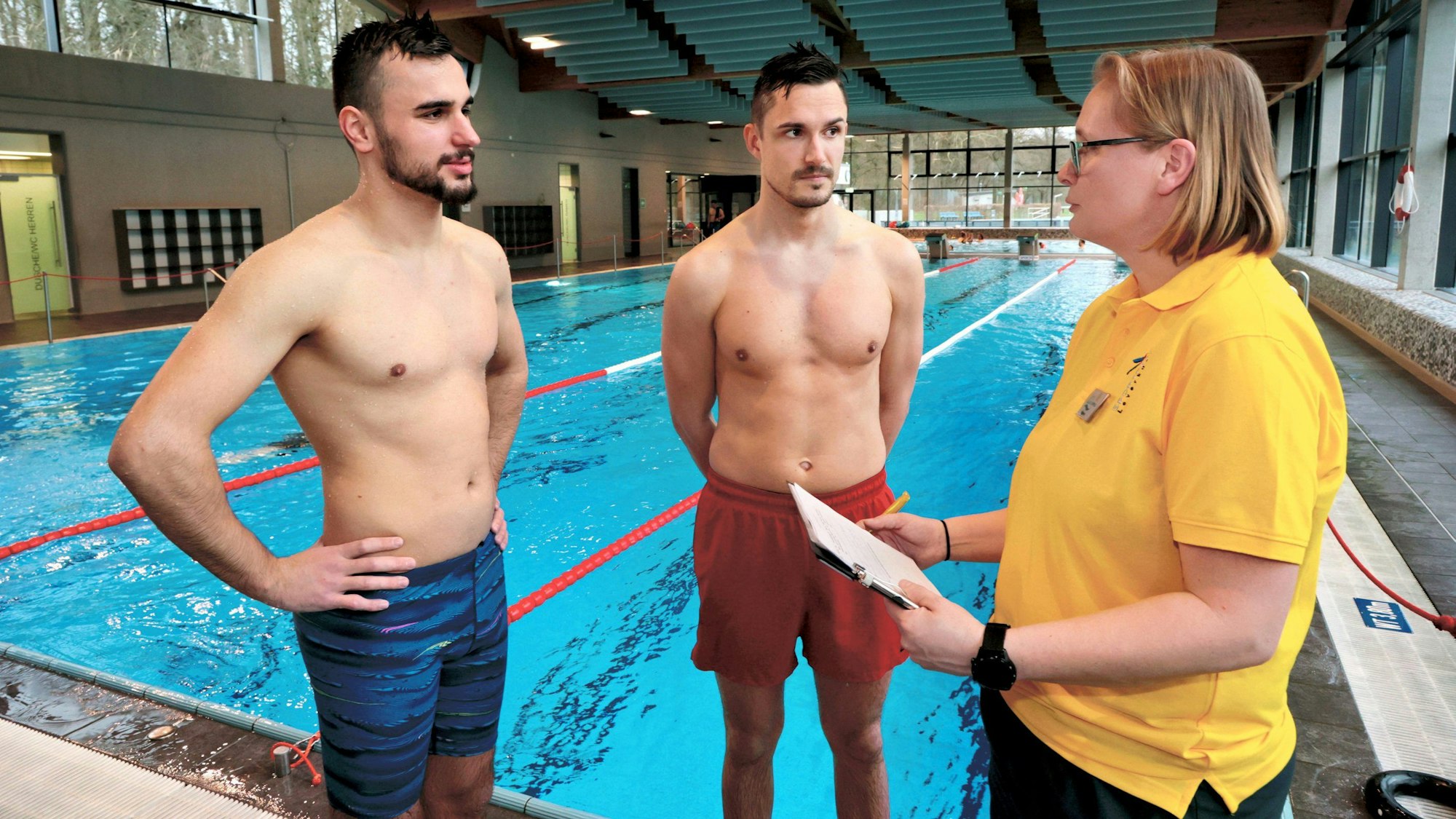 Leverkusen Hallen-und Freibad Wiembachtal.
Rettungsschwimmer Speed-Dating. Prüfling: Dominique Perz( links) ,Zum Abschleppen: Simon Dattko, Schwimmmeisterin : Melanie Materne.