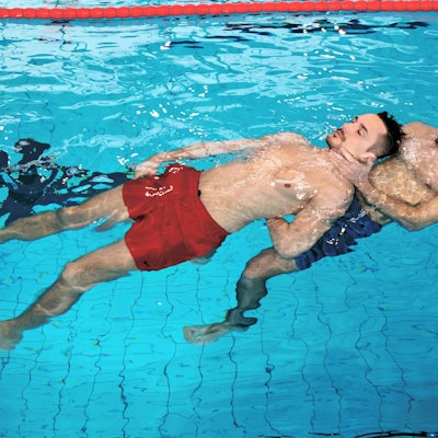 Leverkusen Hallen-und Freibad Wiembachtal.
Rettungsschwimmer Speed-Dating. Prüfling: Dominique Perz,Zum Abschleppen: Simon Dattko,