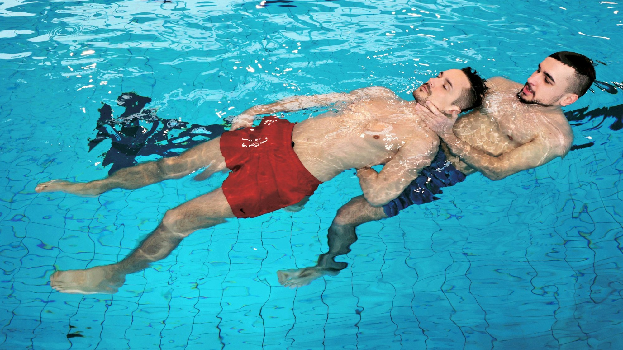 Leverkusen Hallen-und Freibad Wiembachtal.
Rettungsschwimmer Speed-Dating. Prüfling: Dominique Perz,Zum Abschleppen: Simon Dattko,