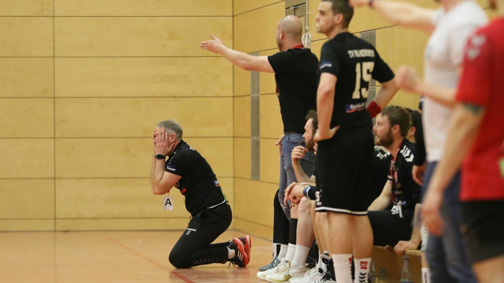 Peter Trimborn ist fassungslos: Allerdings geht es hier nicht um das Spiel seiner Mannen, sondern um eine Schiedsrichterentscheidung.