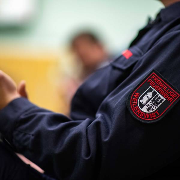 In der Ratssitzung klatscht ein Weilerswister Feuerwehr Beifall.