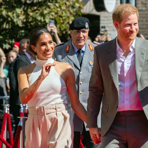 Der britische Prinz Harry (3.v.r., Herzog von Sussex, und seine Frau Meghan (l), Herzogin von Sussex, kommen vor dem Rathaus an. Wenige Tage vor dem erwarteten Start ihrer Dokuserie bei Netflix hat Herzogin Meghan eine Teilnahme an einer Reality-Show ausgeschlossen. (zu dpa: «Herzogin Meghan will nicht bei Reality-Show mitmachen») Foto: Rolf Vennenbernd/dpa +++ dpa-Bildfunk +++