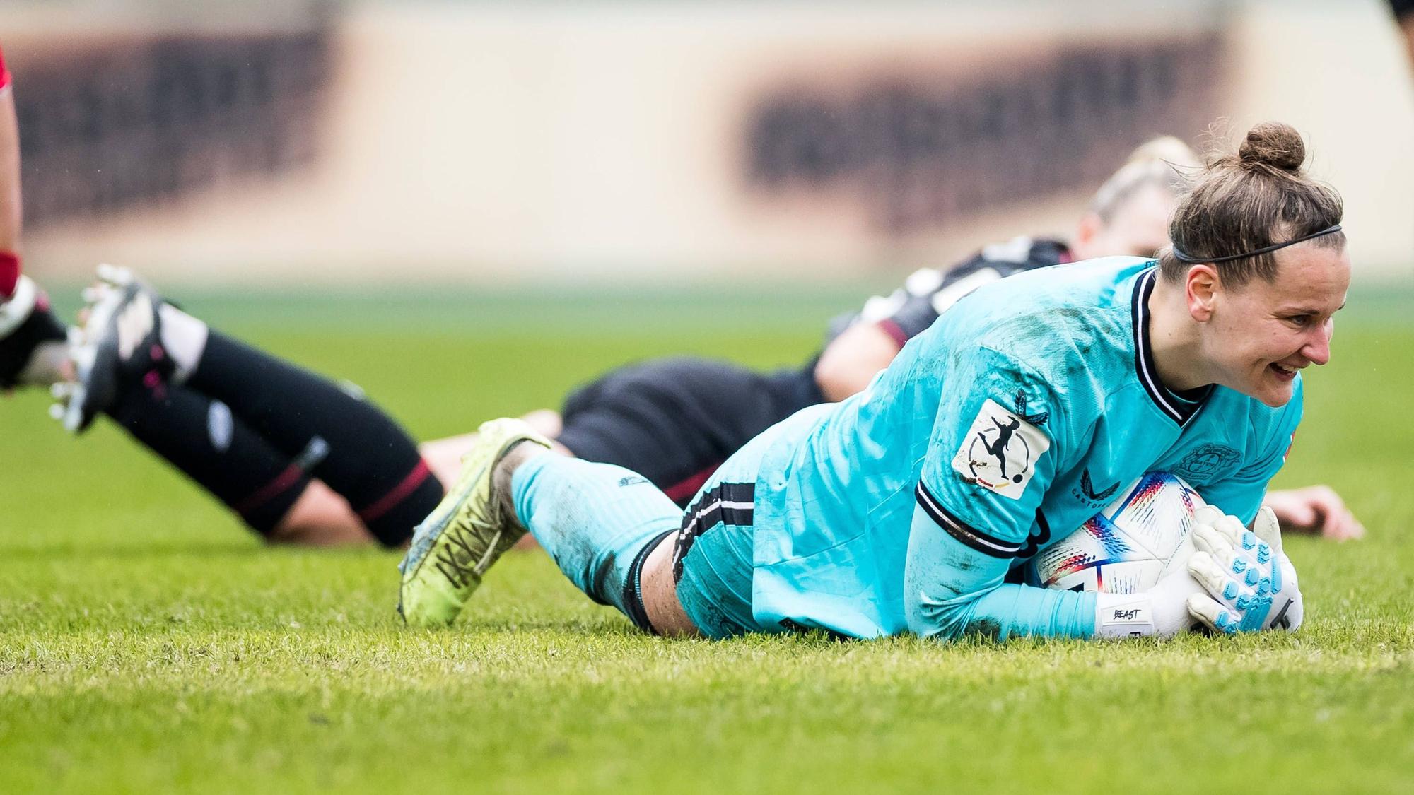 FLYERALARM. Frauen Fussball Bundesliga, 1. FC Koeln - Bayer 04 Leverkusen 05.03.2023 Friederike Repohl Bayer 04 Leverkusen, 27 haelt FLYERALARM Frauen Fussball Bundesliga, 1. FC Koeln - Bayer 04 Leverkusen, Koeln, Geissbockheim DFB REGULATIONS PROHIBIT ANY USE OF PHOTOGRAPHS AS IMAGE SEQUENCES AND/OR QUASI-VIDEO. *** FLYERALARM Women Football Bundesliga, 1 FC Koeln Bayer 04 Leverkusen 05 03 2023 Friederike Repohl Bayer 04 Leverkusen, 27 haelt FLYERALARM Women Football Bundesliga, 1 FC Koeln Bayer 04 Leverkusen, Koeln, Geissbockheim DFB REGULATIONS PROHIBIT ANY USE OF PHOTOGRAPHS AS IMAGE SEQUENCES AND OR QUASI VIDEO Copyright: xBEAUTIFULxSPORTS/Wunderlx