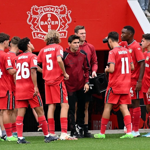 Leverkusens U-17-Trainer Sergi Runge im Kreise seiner Spieler