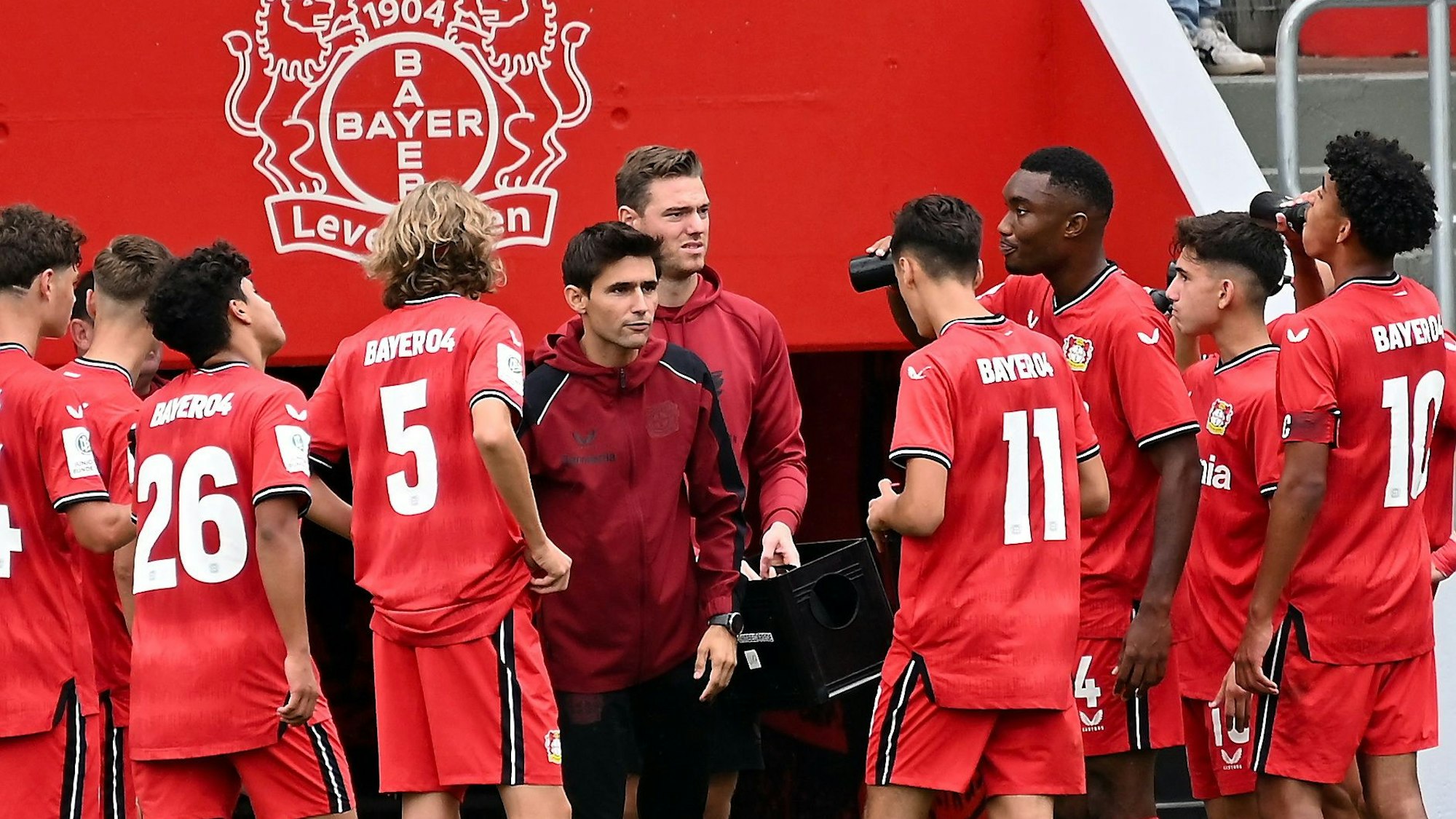 Leverkusens U-17-Trainer Sergi Runge im Kreise seiner Spieler
