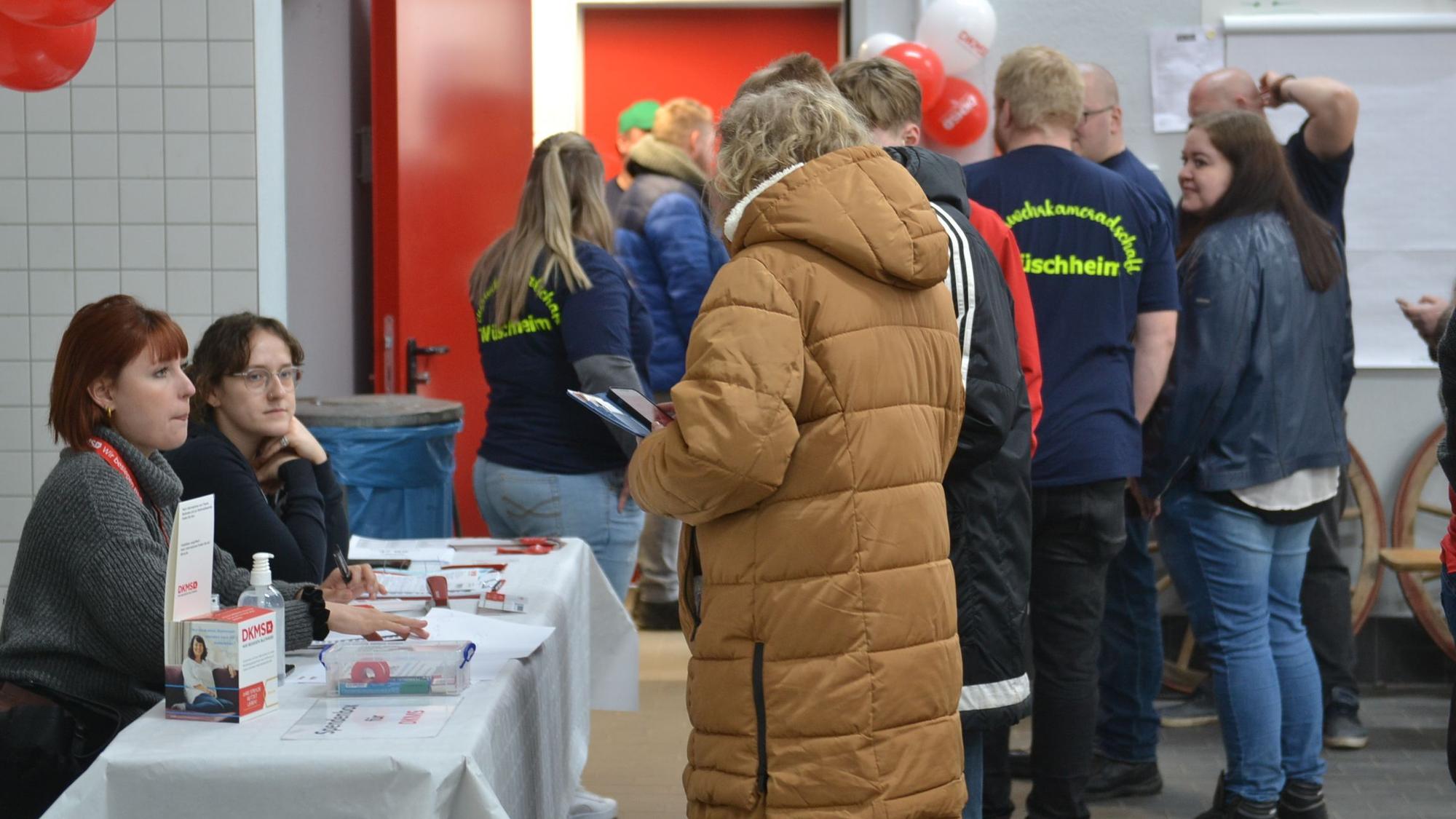 Teilnehmer einer Typisierungsaktion der DKMS für den an Blutkrebs erkrankten Wilfried in Dom-Esch.
