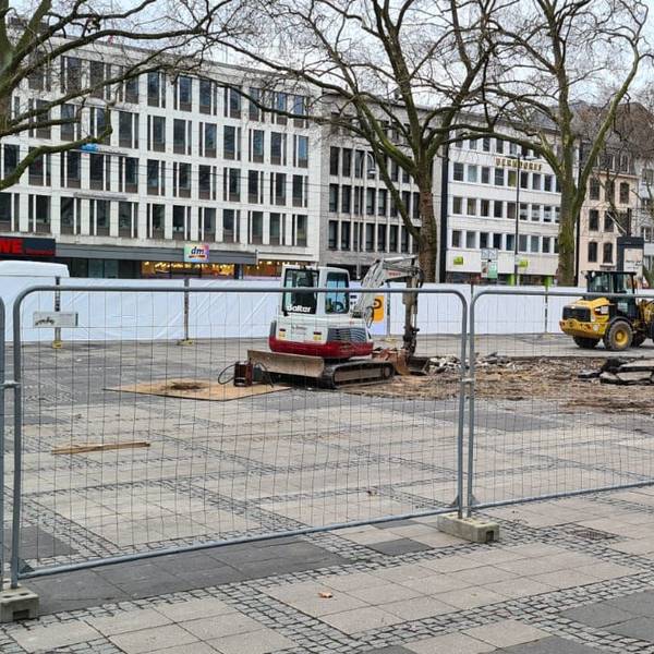 Das Bild zeigt die Baustelle auf dem Neumarkt.