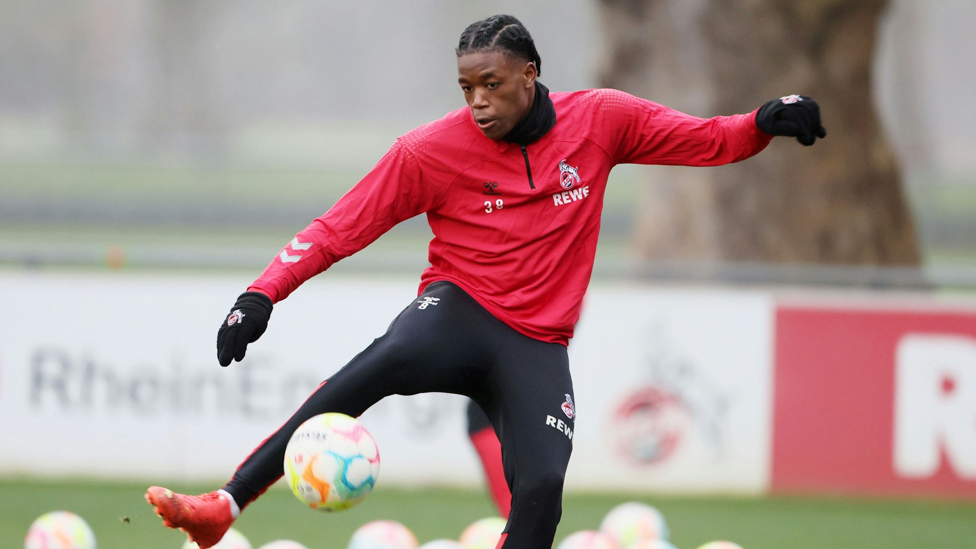 Verteidiger Elias Bakatukanda im Training des 1. FC Köln