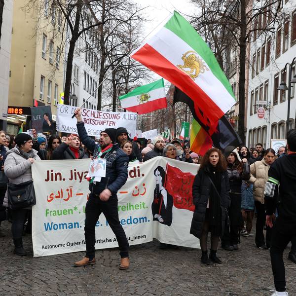 Am Samstag demonstrierten in Köln Menschen auf dem Heumarkt zur Unterstützung aller politischen Gefangenen im Iran.