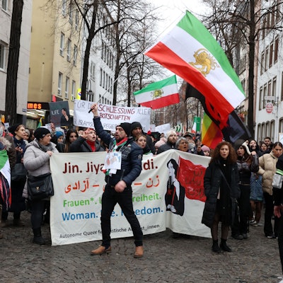 Am Samstag demonstrierten in Köln Menschen auf dem Heumarkt zur Unterstützung aller politischen Gefangenen im Iran.