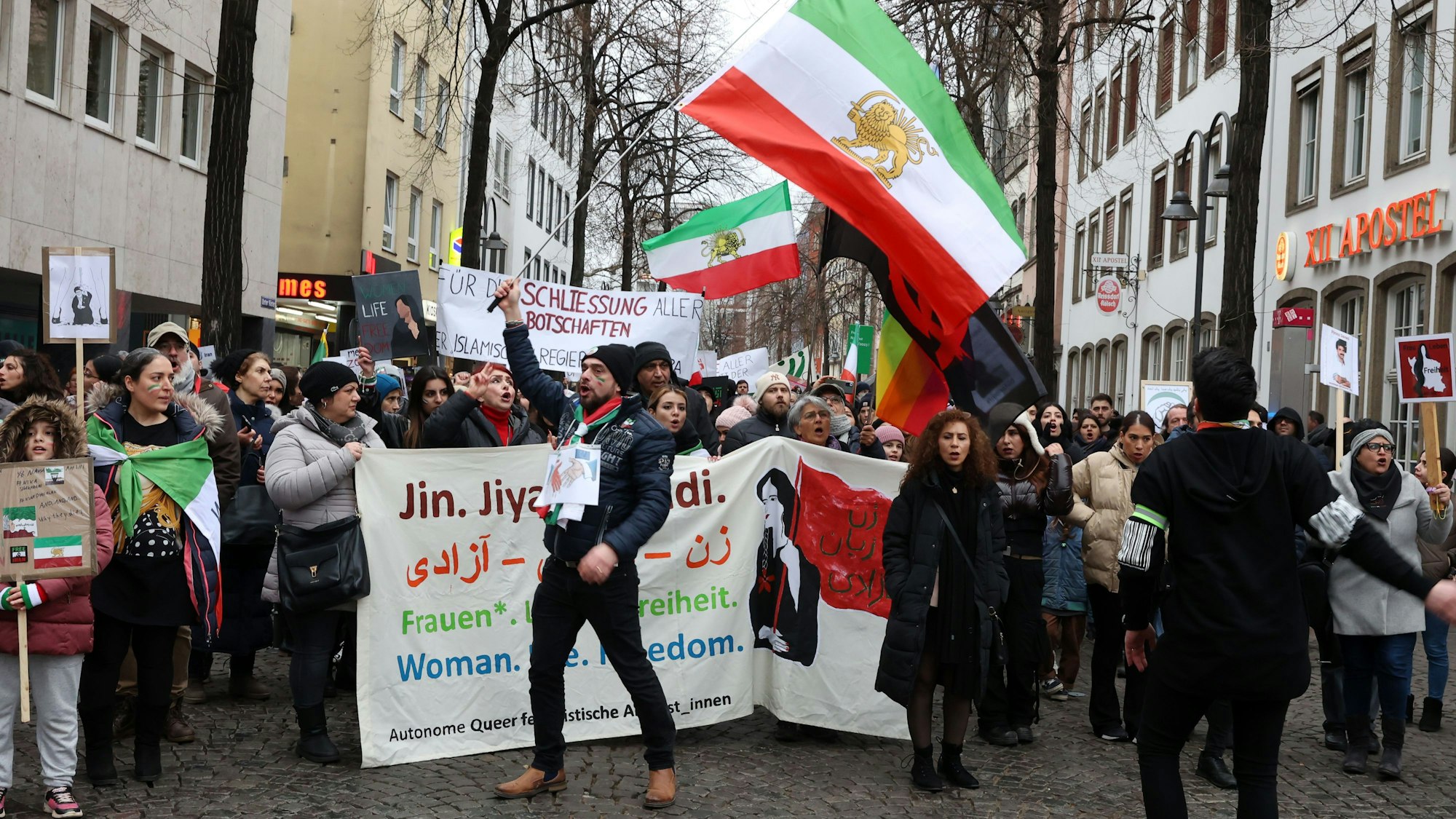 Am Samstag demonstrierten in Köln Menschen auf dem Heumarkt zur Unterstützung aller politischen Gefangenen im Iran.