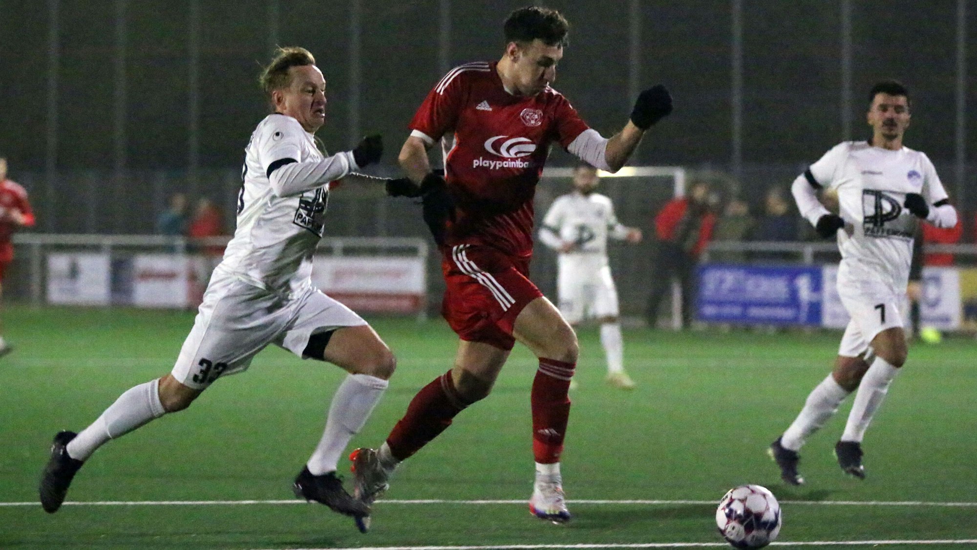 Das Bild zeigt Spieler des TuS Zülpich und des SV Bessenich im Zweikampf um den Ball.