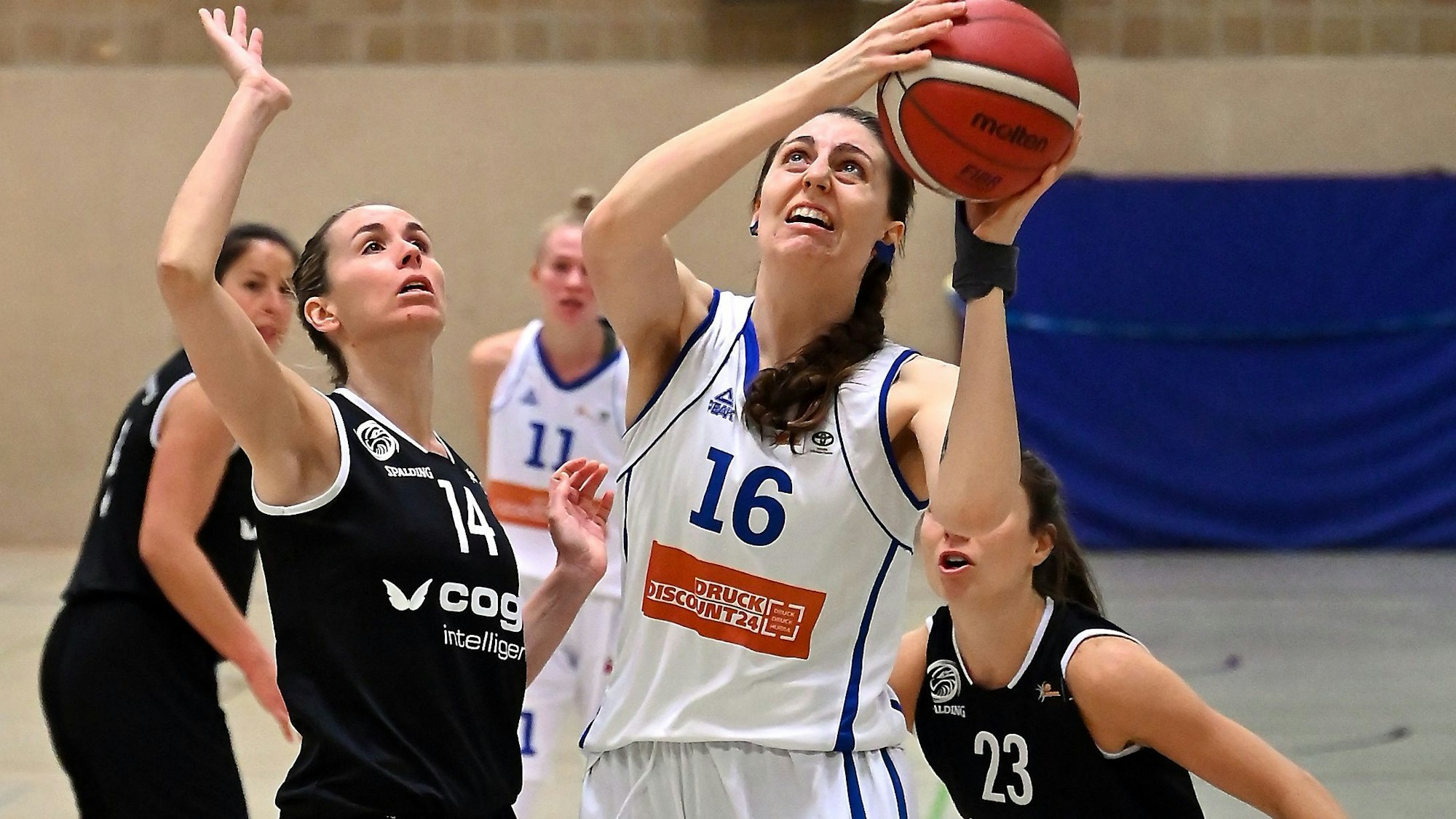 09.04.2022, Basketball-Opladen-Bad Homburg
rechts: Carlotta Ellenrieder (Opladen)
Foto: Uli Herhaus