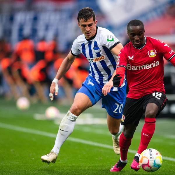 Moussa Diaby im Duell mit Marc Oliver Kempf von Hertha BSC Berlin.