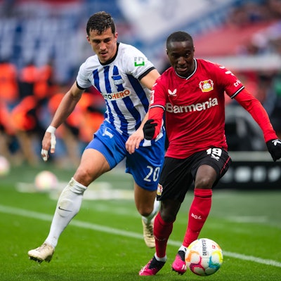 Moussa Diaby im Duell mit Marc Oliver Kempf von Hertha BSC Berlin.