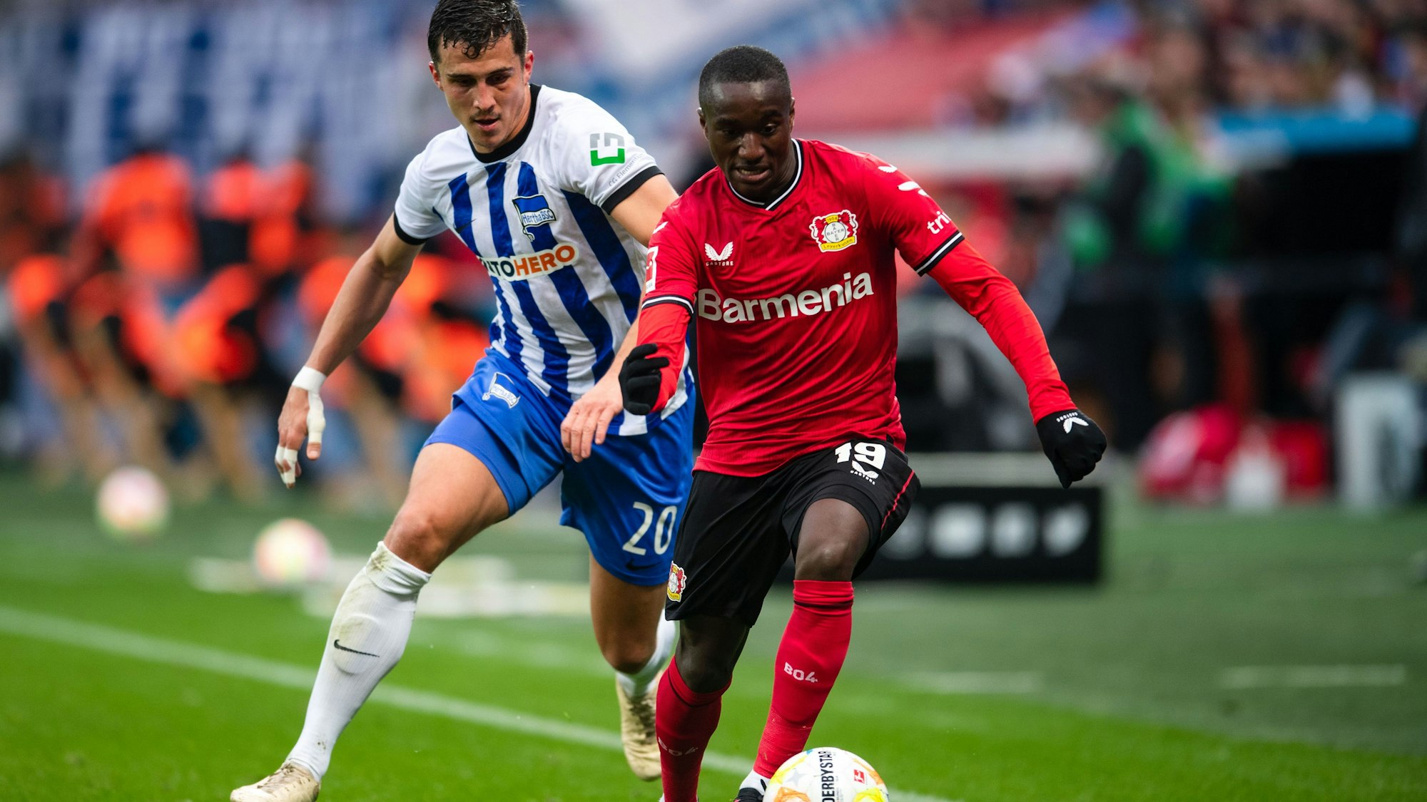 Moussa Diaby im Duell mit Marc Oliver Kempf von Hertha BSC Berlin.