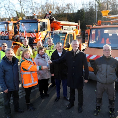 Auf dem Foto ist die Übergabe der Fahrzeuge auf dem Hof der Straßenmeisterei Solingen zu sehen, mit Bürgermeister Frank Stein, Landtagsabgeordneten Martin Lucke und der Gladbacher Vize-Bürgermeisterin Anna Maria Scheerer.