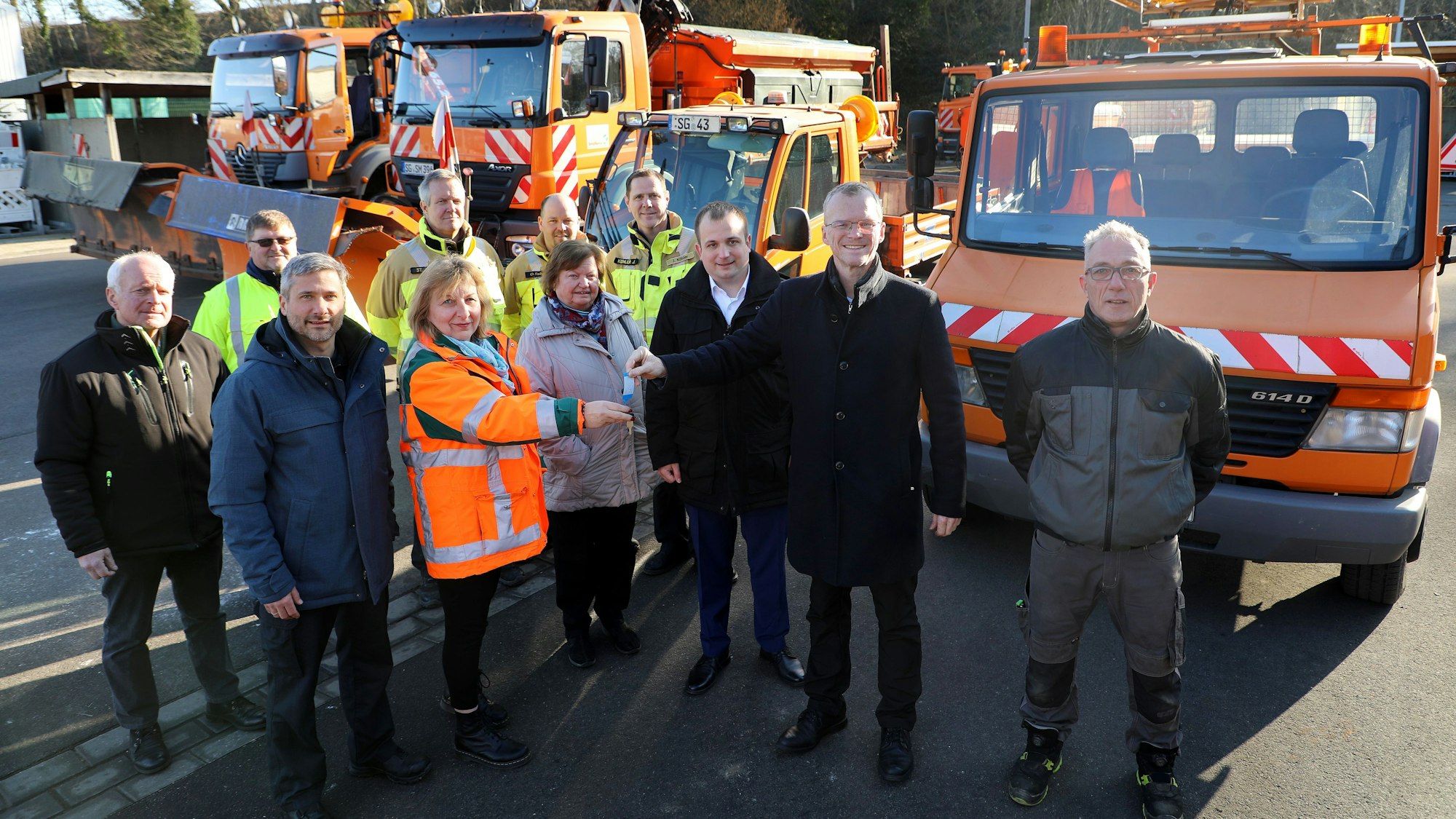 Auf dem Foto ist die Übergabe der Fahrzeuge auf dem Hof der Straßenmeisterei Solingen zu sehen, mit Bürgermeister Frank Stein, Landtagsabgeordneten Martin Lucke und der Gladbacher Vize-Bürgermeisterin Anna Maria Scheerer.