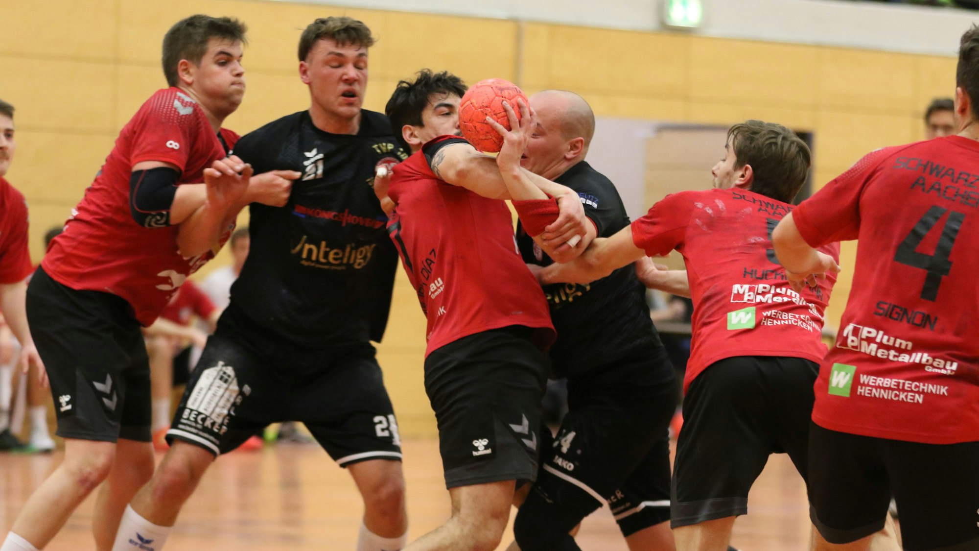Kein Durchkommen für den TV Palmersheim: Hier scheitert Niklas Adolph, im Hintergrund Clemens Maeser.