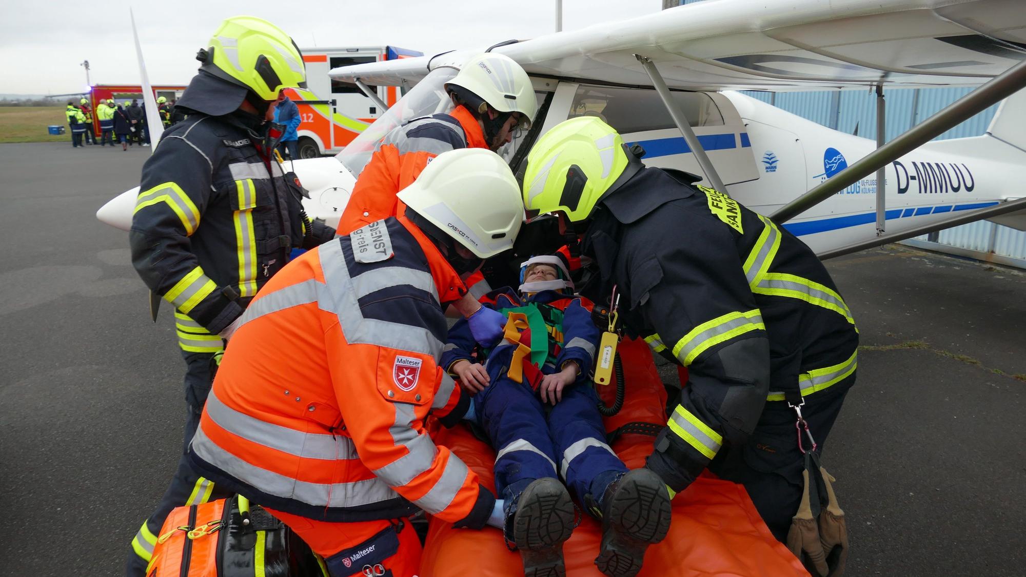 Der „Verletzte“ wird nach der Rettung vorsichtig auf eine Trage gelegt.