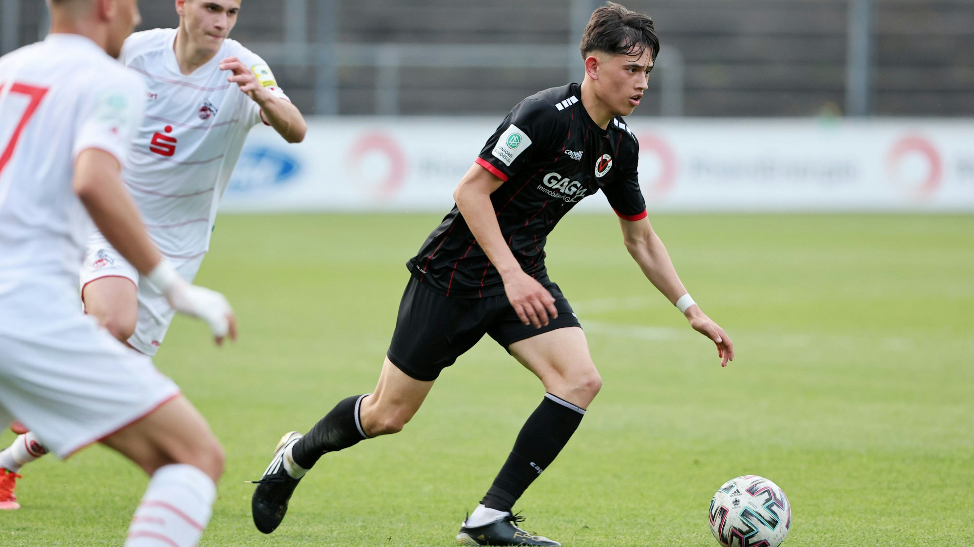 Mittelrhein Pokalfinale der A-Junioren,
1.FC Köln U19 vs. Viktoria Köln U19, rechts: Luca Ramon de Meester de Tilbourg (Viktoria), 18.05.2022, Bild: Herbert Bucco