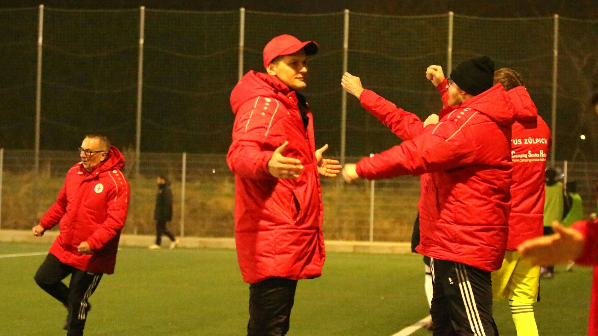 Feierte seinen ersten Sieg im ersten Spiel als Trainer der Bezirksliga-Mannschaft: Zülpichs David Sasse (mit Kappe).