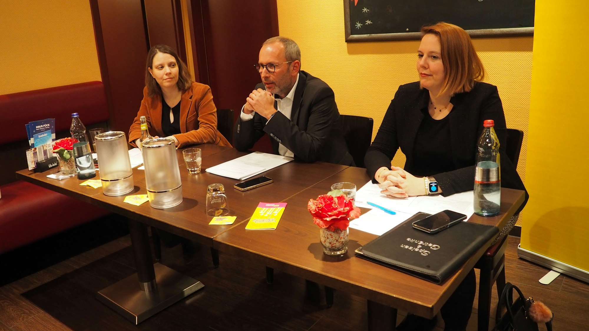 FDP Kreisparteitag Kreisverband Leverkusen 03.03.2023 im Haus Fück. V. l.n.r. Petra Franke (Kreisvorsitzende FDP), Markus Märtens (Geschäftsführer der Wirtschaftsförderung Leverkusen, hat als Gast einen Vortrag über die Wirtschaftsförderung in Lev gehalten), Franziska Müller-Rech (Landtagsabgeordnete FDP)