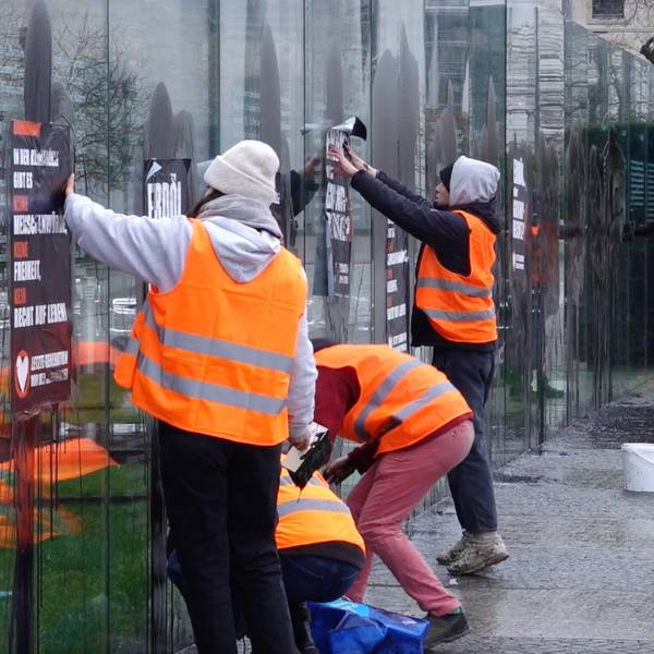 Klimaaktivisten der „Letzten Generation“ beschmieren und plakatieren am Samstag die gläserne Grundgesetz-Skulptur am Bundestag.