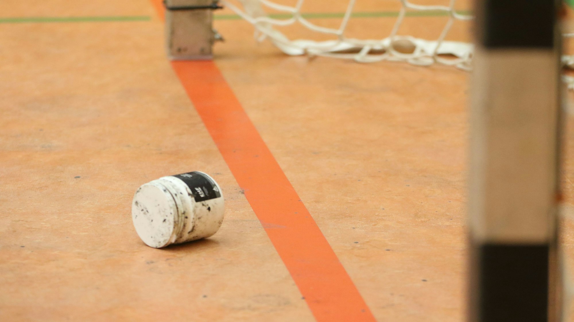 Das Corpus Delicti: Die Dose mit Harz flog nach dem Spiel quer durch die Halle.