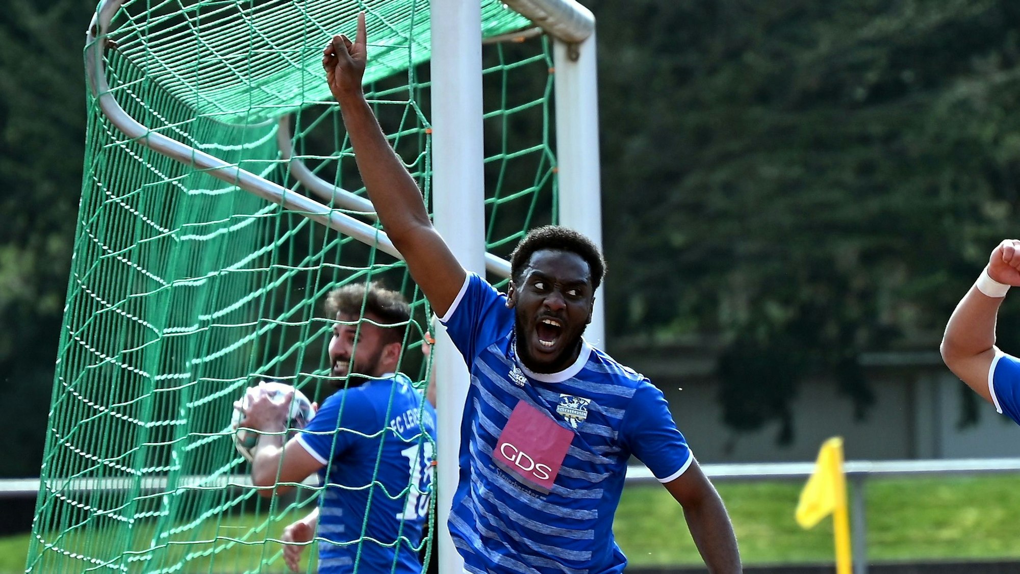 27.03.2022, Fussball-FC Leverkusen-Marialinden
Tor für Leverkusen
links: Narciel Mbuku
rechts: Amine Azzizi
Foto: Uli Herhaus