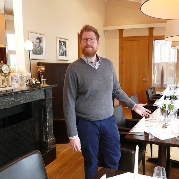 Der Besitzer eines Restaurants präsentiert sein neues Lokal.