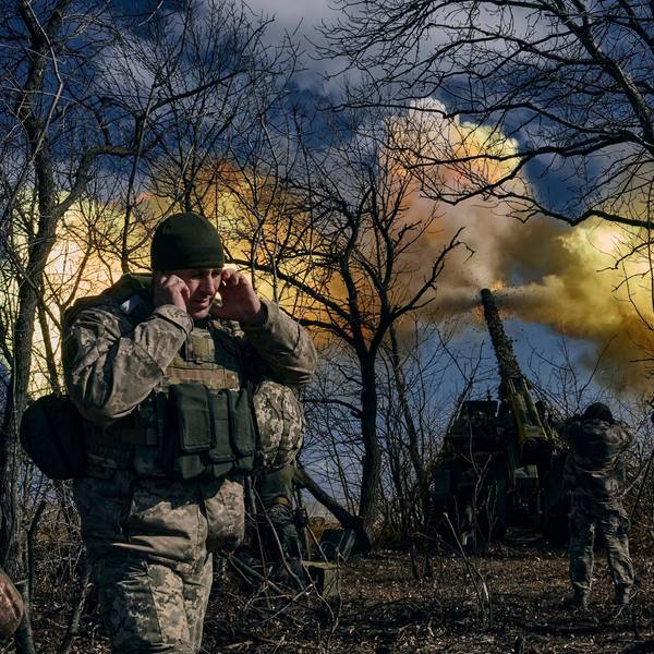 Ukrainische Soldaten feuern eine Panzerhaubitze auf russische Stellungen in der Nähe von Bachmut.