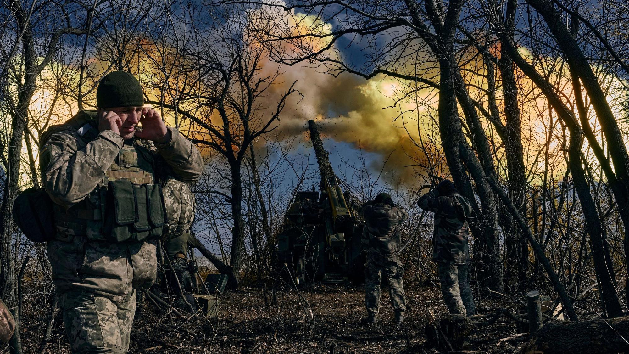Ukrainische Soldaten feuern eine Panzerhaubitze auf russische Stellungen in der Nähe von Bachmut.