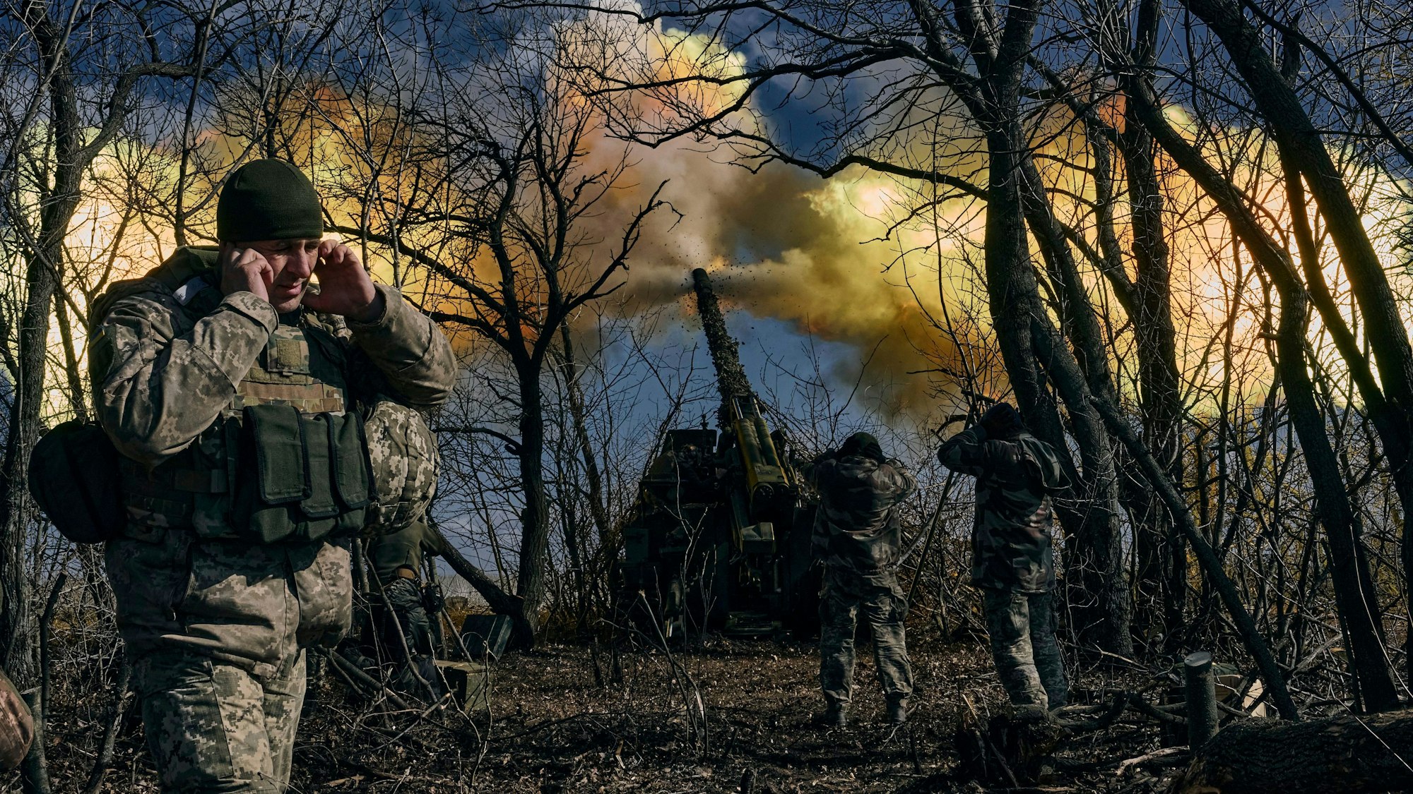 Ukrainische Soldaten feuern eine Panzerhaubitze auf russische Stellungen in der Nähe von Bachmut.