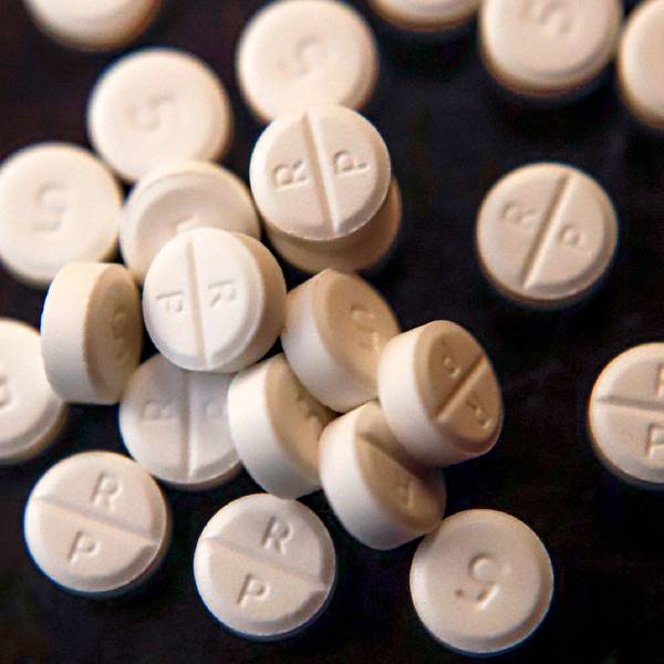 Benzos und Opioide gelten als Trend-Droge. Das Bild zeigt mehrere dieser Pillen.