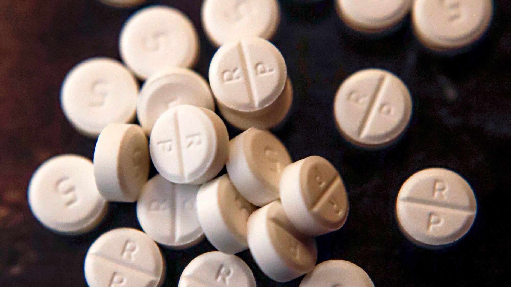 Benzos und Opioide gelten als Trend-Droge. Das Bild zeigt mehrere dieser Pillen.