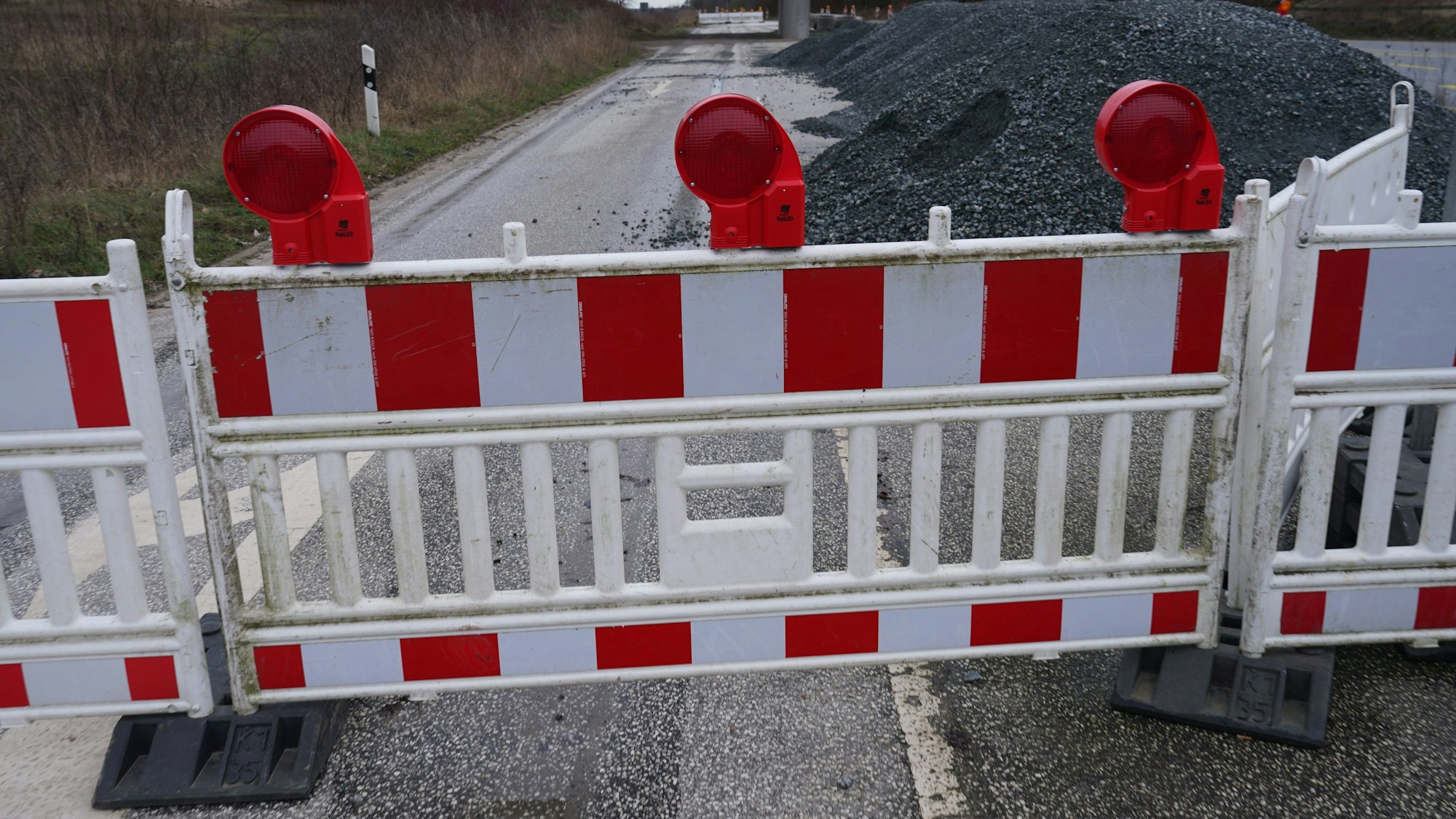 Eine Straßensperre mit Lichtsignalen