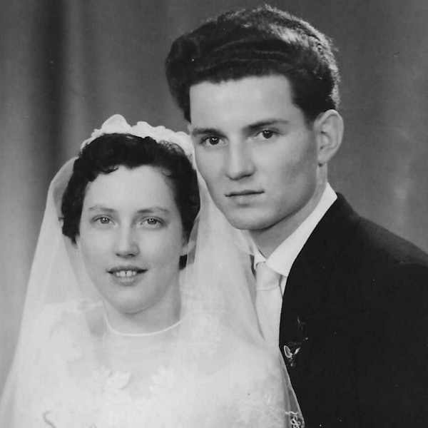 Man sieht das Brautpaar auf einer schwarz-weiß-Fotografie.