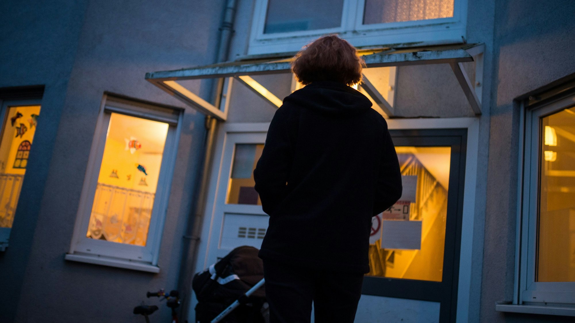 Eine Frau steht vor einem Frauenhaus.