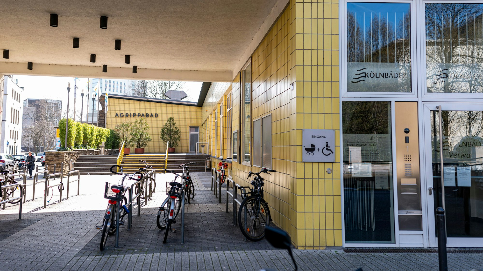 Das Bild zeigt den Eingang des Agrippabades.