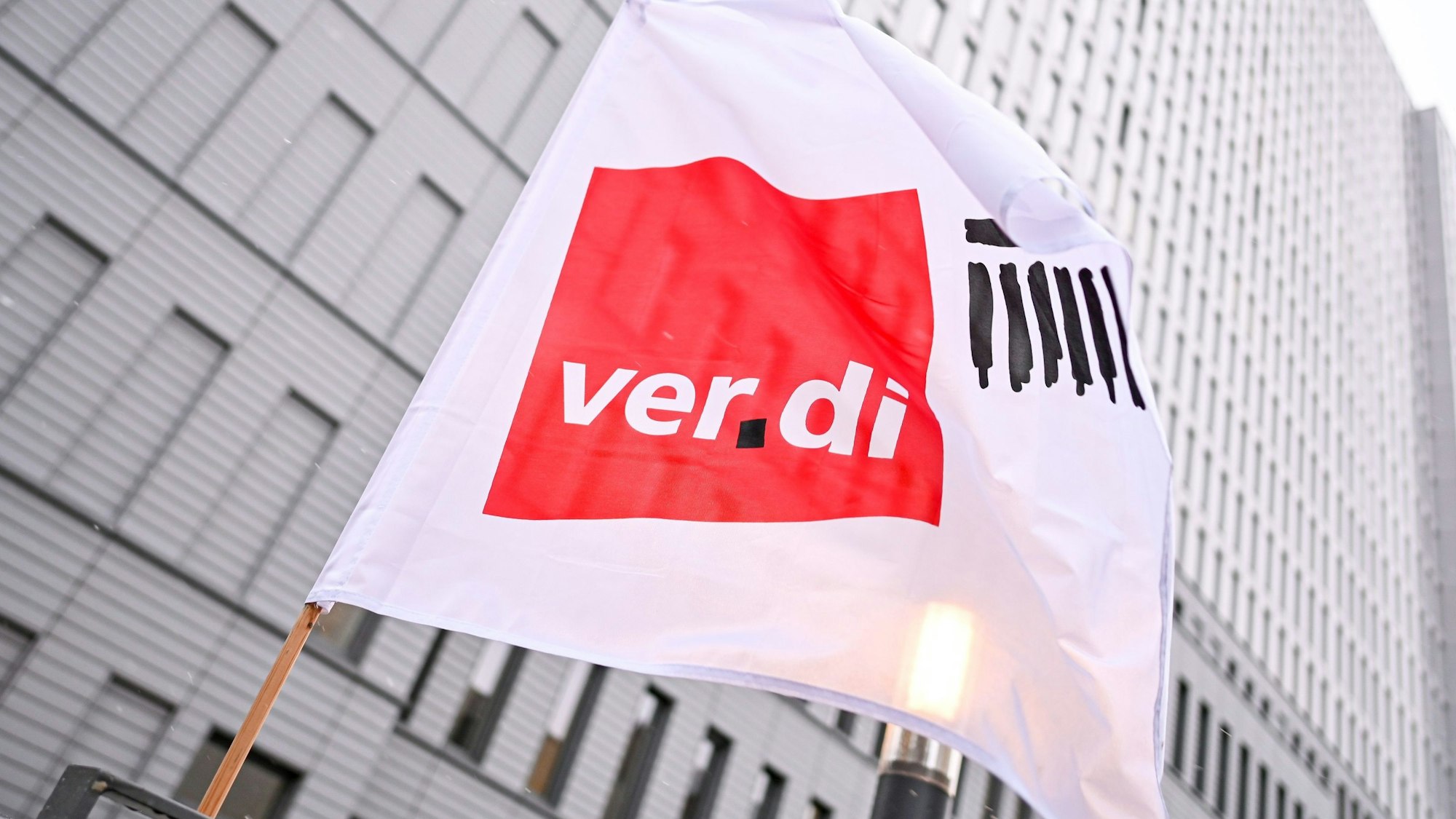 Eine Flagge von Verdi weht beim Warnstreik. (Symbolbild)