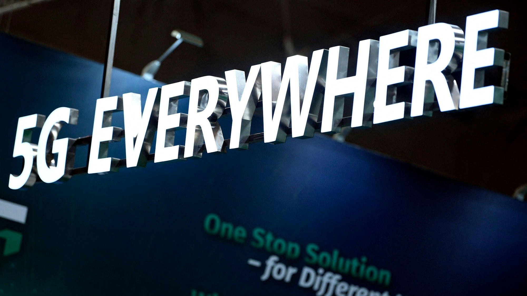 Ein Leucht-Signal mit den Worten „5G everywhere“.